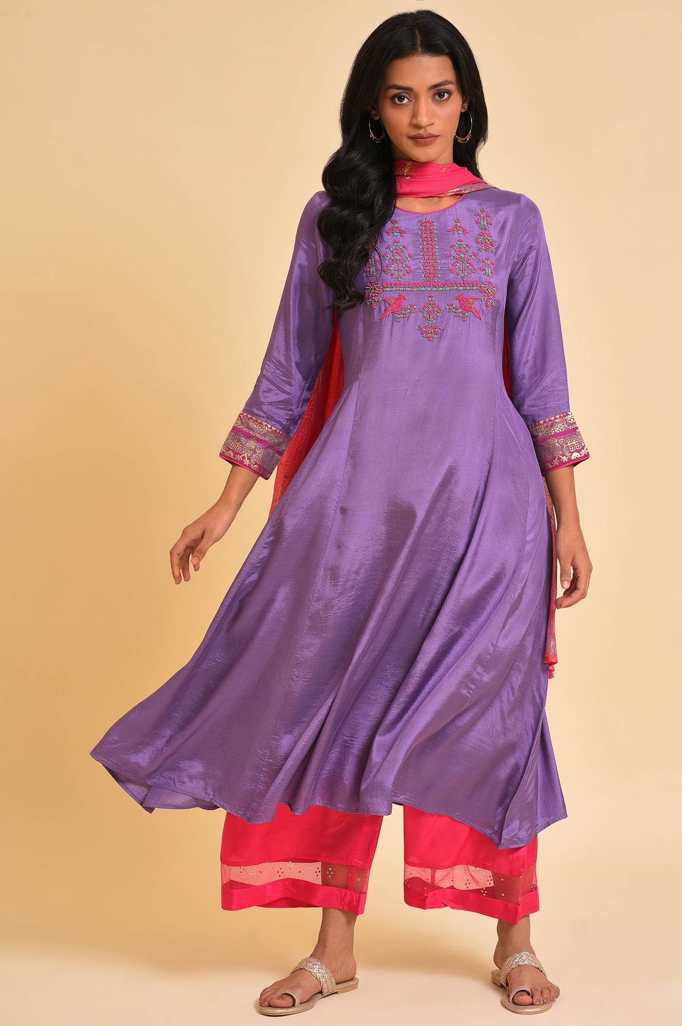 Purple Embroidered kurta, Pants And Dupatta Set