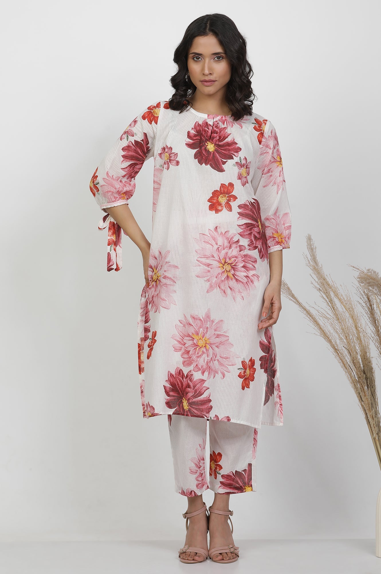 White Bold Floral Printed Kurta And Pants Co-Ord Set