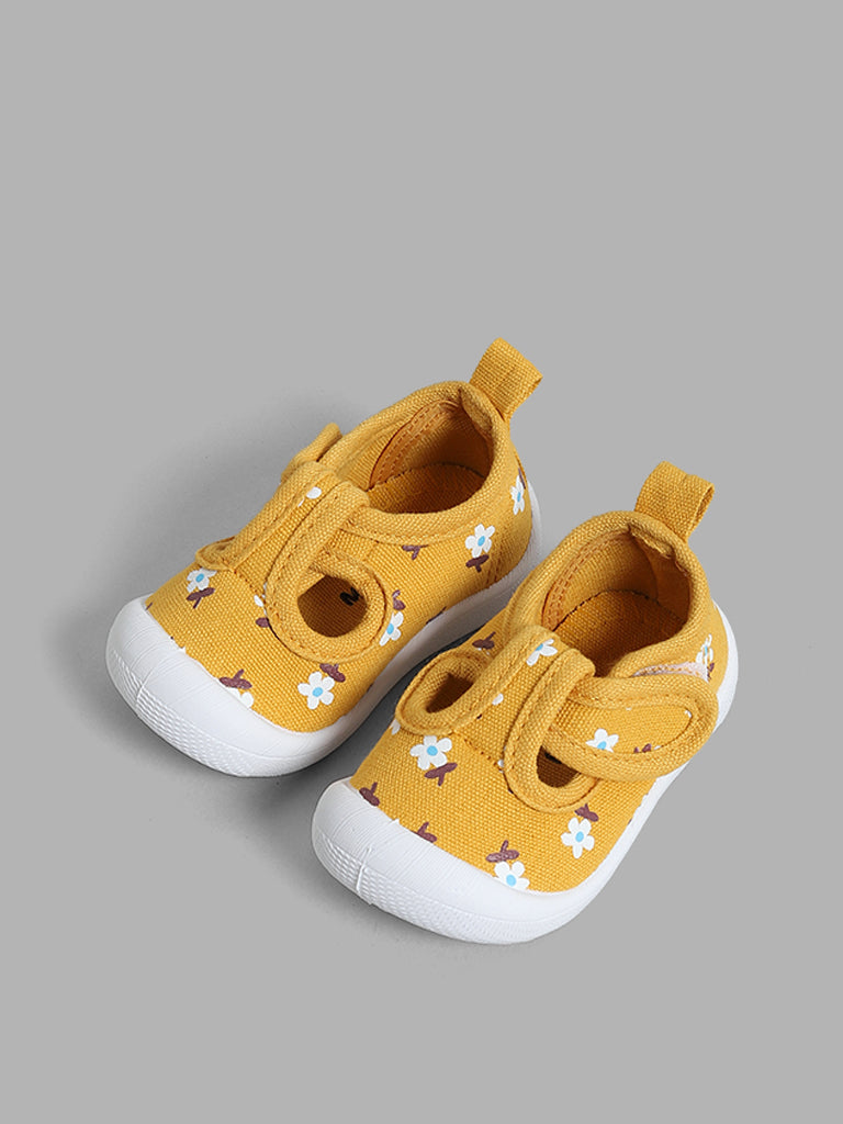 Yellow t 2025 bar shoes