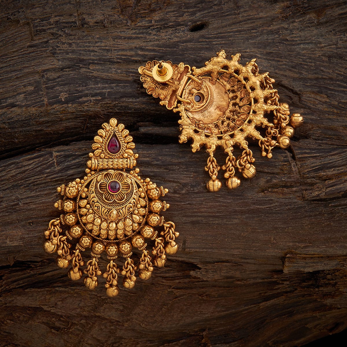 Indian bride wearing heavy jewellery traditional gold necklace and earring  , wedding day Stock Photo - Alamy