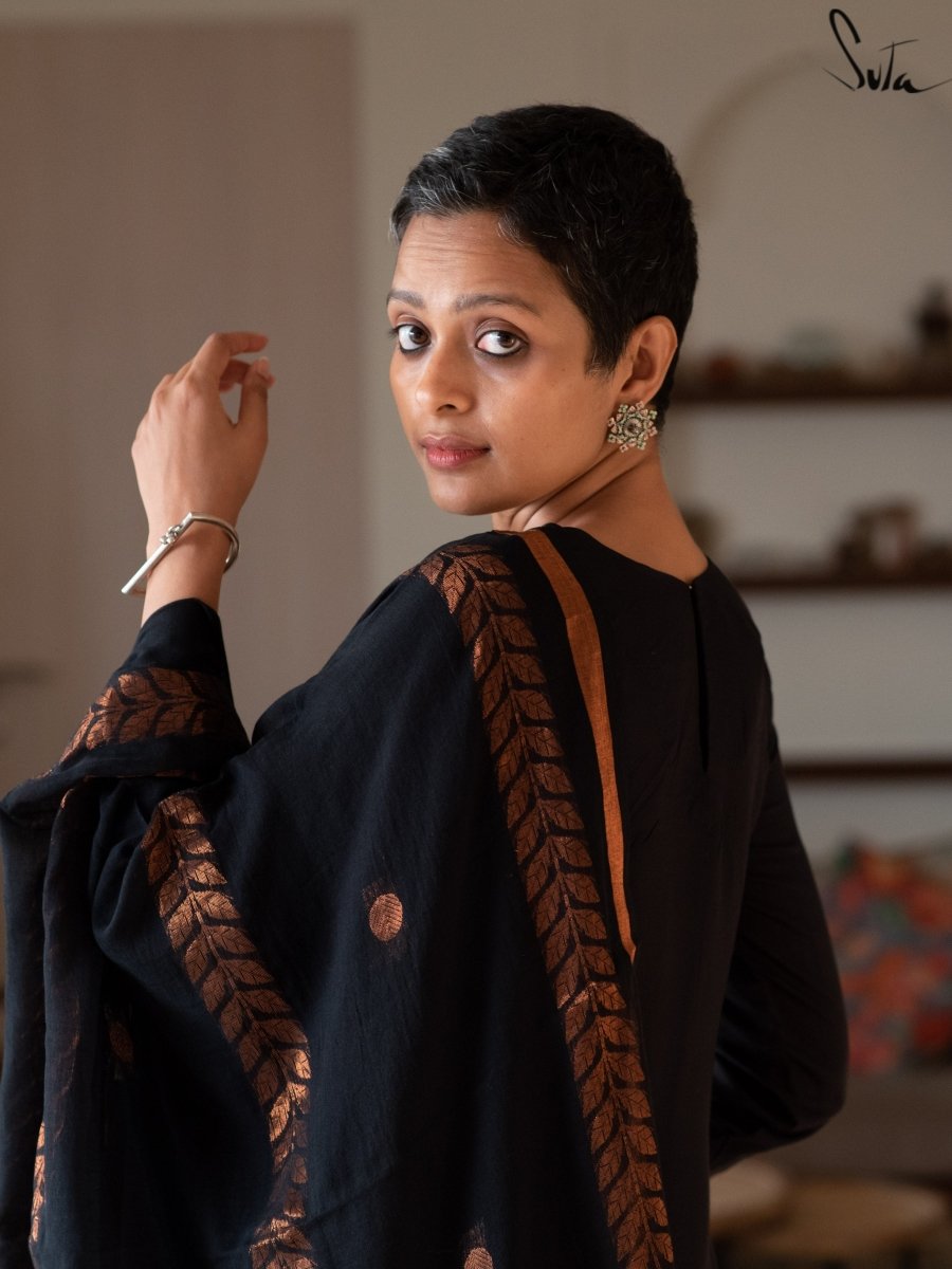 What is the best combination of a black saree for a wedding? - Quora