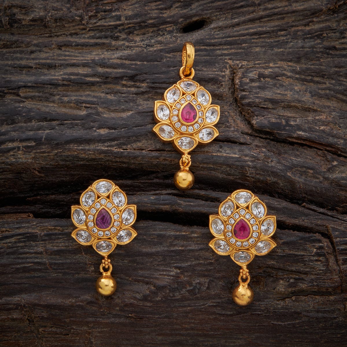 Gold Chian With Pendant & Earrings - South India Jewels | Gold jewellery  design necklaces, Diamond pendants designs, Gold jewelry simple