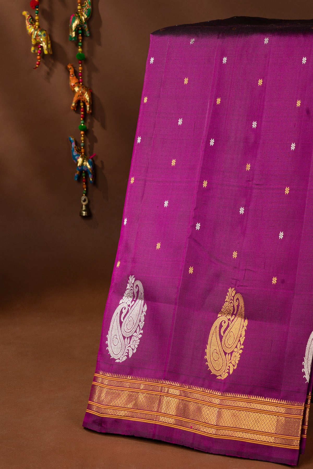 Mandir Magenta & Magenta Gadwal Buttis Saree